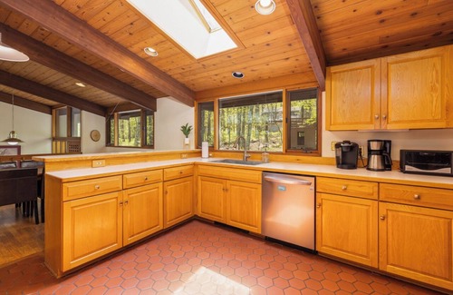 Wintergreen Cabin | 6 BR home, NEW HOT TUB, EV Charger.Walk to slopes! Close to wineries & breweries