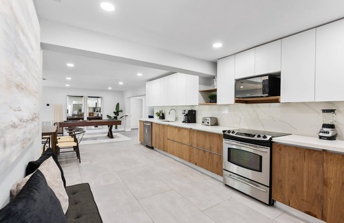 Lighthouse Point Cottage | 6 BR With Heated Pool Close to Beach