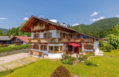 Blindau Apartment | (6) Dachstudio: Zwei-Raum-Ferienwohnung 50qm, Dusche/WC, Extra-Schlafzimmer, Küche, 2 Balkon