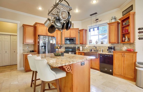 Eugene House | 6 Mi to Autzen Stadium: Family Home w/Hot Tub!