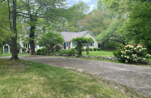 South Kingstown House | 6 min to Beach, 4 Bdr. 2 Bath, Sun Room, Large Deck, Park Like Setting Ctrl. AC