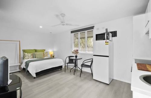 Greenslopes House | 6 Min to CBD Self-Contained Studio