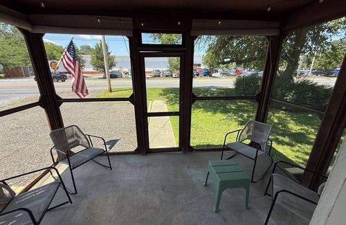 Savannah's Landing Cottage | 6 Min to the Beach Private backyard bikes games grill fire pit WiFi Dog Friendly