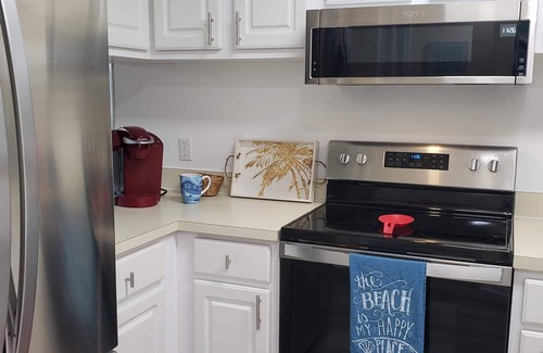 St. Augustine Beach Villa | 6 MIN. WALK TO THE BEACH! POOL & TENNIS CLEAN,2BR,2BA VILLA, 5-STAR REVIEWS!
