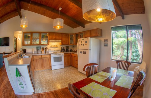 Volcano House | 6 mins from Nat'l Park! Enjoy the sound of rain & birds in a peaceful retreat.