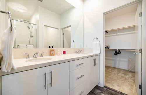 Southeast Anaheim Villa | 6 Mins to Disney,3 Bedrooms House ,Pool, Wifi