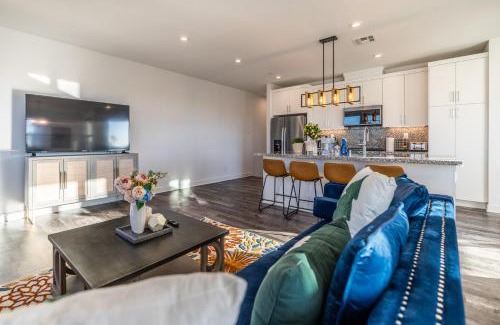 Southeast Anaheim Villa | 6 Mins to Disney,3 Bedrooms House ,Pool, Wifi