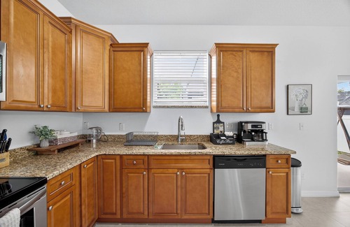 Tampa House | 6 minutes from Raymond James Stadium 15 minutes from Busch Gardens.