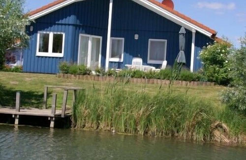 Norderteil House | 6 person vacation home with private jetty, direct lakeside location, canoe, sauna and bathtub in Otterndorf