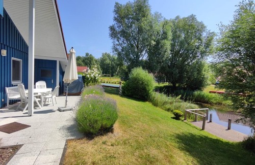 Norderteil House | 6 person vacation home with private jetty, direct lakeside location, canoe, sauna and bathtub in Otterndorf
