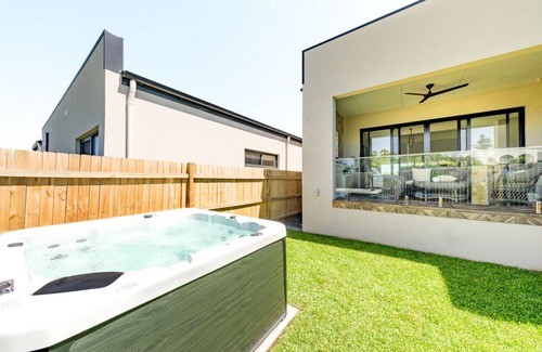 Diamond Beach House | 6 Summerland @ Glorious Diamond Beach with Outdoor Spa