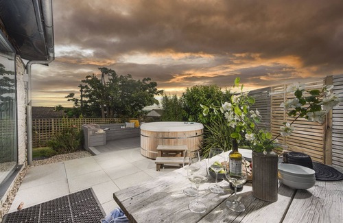Hayle House | 6 The Dunes - a lodge that sleeps 5 guests in 2 bedrooms