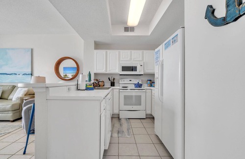 Fort Walton Beach Condo | 605 |Free Beach Service + Penthouse Condo + Heated Pool!