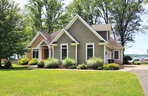 Mayville House | 6465 Galloway - Modern lakefront home in Dewittville, great for the whole family! Rents Friday to Friday during Season!