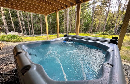 Carroll Cabin | 65PT New Log Cabin in Private Setting. Hot tub, Fire pit, Gym/Pool Access, and Dog Friendly!