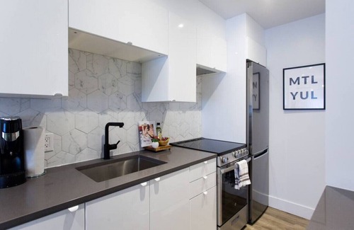 Little Italy Apartment | 6768 - 303 · Studio Palms Steps from Jean Talon Market Full Bath by Den Stays