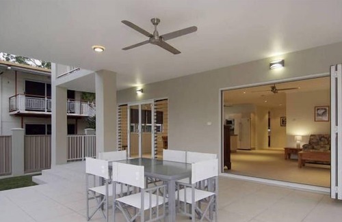 Holloways Beach House | 67Casuarina Beach House - Beach Front