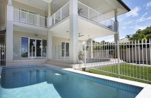Holloways Beach House | 67Casuarina Beach House - Beach Front