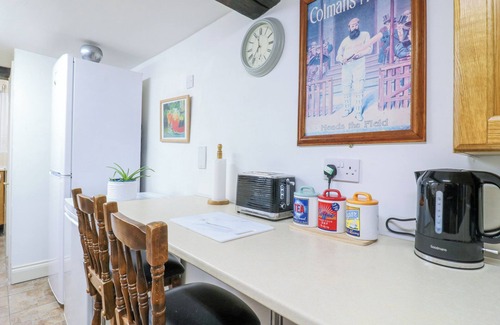 Broom Cottage | 68 GREAT NORTH ROAD, pet friendly, with a garden in Eaton Socon
