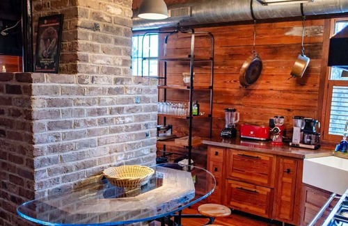 Cannonborough Elliotborough Apartment | 68C · Charlestonian Proprietor's Penthouse