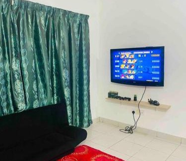 Kampung Paya House | 6BR Corner 3-storey House WIFI, Netflix, Aircond