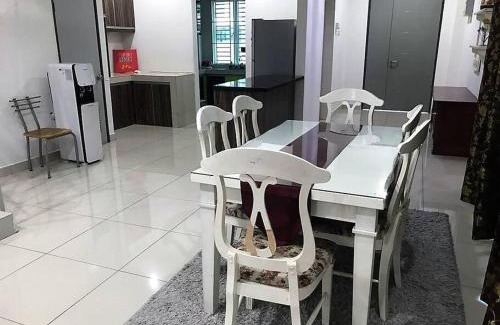 Kampung Paya House | 6BR Corner 3-storey House WIFI, Netflix, Aircond