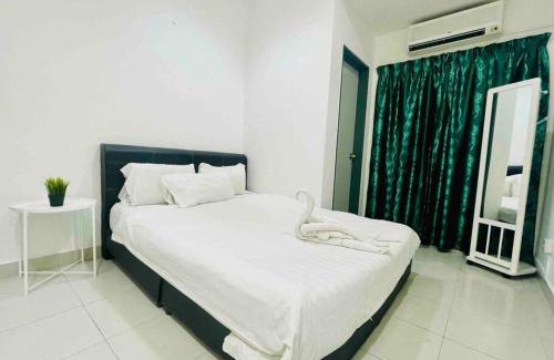 Kampung Paya House | 6BR Corner 3-storey House WIFI, Netflix, Aircond
