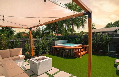 Tamiami House | 6BR Fun Oasis w/Jacuzzi, BBQ & Retro Game Room
