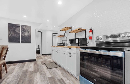 Niagara Falls House | 6BR Homes Perfect for Large Groups & Families Near Niagara Falls Attractions