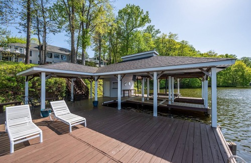 Livingston House | 6BR Lakefront Lake Anna, Views, Boat Dock, Hot Tub