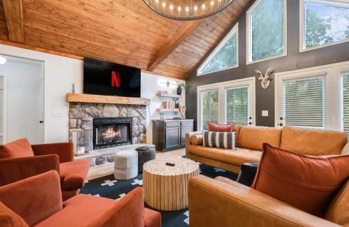 Massanutten House | 6br Luxe Cabin Sleeps 16 Hot Tub & Pool Table