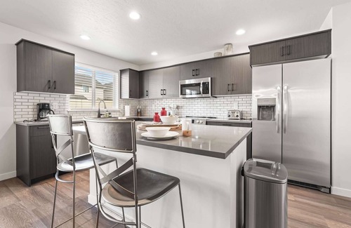Nampa House | 6BR Retreat with Playground, Basketball & Sleeps 22