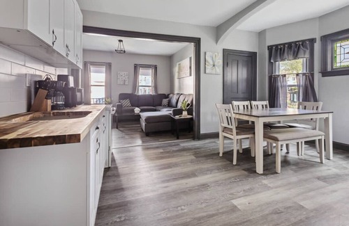 Downtown Niagara Falls House | 6BR Vacation Spot-Minutes to Niagara Falls USA