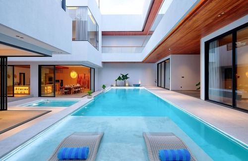 Jimbaran Bay Villa | 6BR Villa, Just a short walk from Kedonganan Beach