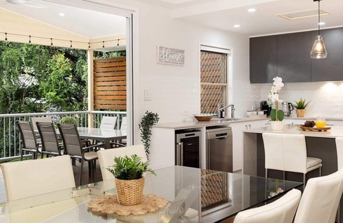 Taringa House | 6km to CBD|Large Family Pool Home in Taringa|Pets