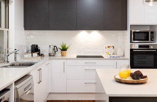 Taringa House | 6km to CBD|Large Family Pool Home in Taringa|Pets