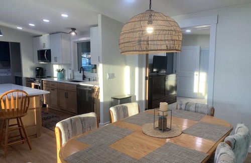 Davenport House | 7 Bays home on Lake Roosevelt with great views and easy beach access.