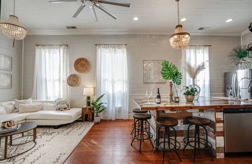 Eastside Promise Neighborhood House | 7 Bed Home Pool & Pool Table Mins to DT And Pearl
