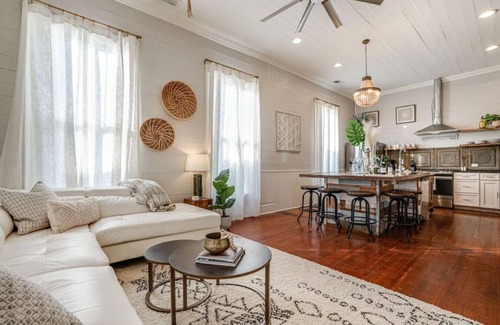 Eastside Promise Neighborhood House | 7 Bed Home Pool & Pool Table Mins to DT And Pearl