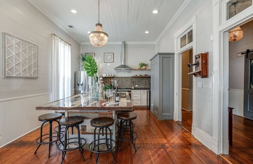 Eastside Promise Neighborhood House | 7 Bed Home Pool & Pool Table Mins to DT And Pearl