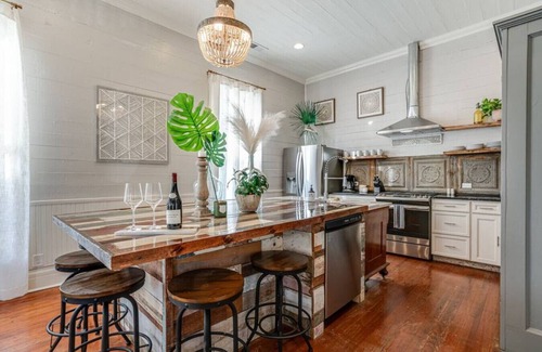 Eastside Promise Neighborhood House | 7 Bed Home Pool & Pool Table Mins to DT And Pearl