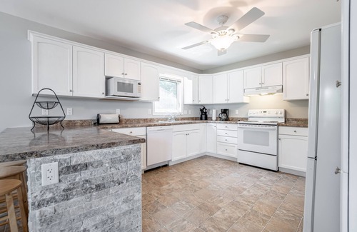 Minden Hills Cottage | 7 bedrooms, 2 kitchens, large deck overlooking lakefront cottage. Max 14 persons