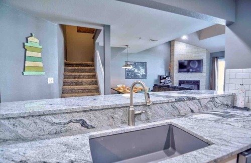 Kaiser Condo | 7 Bedrooms! 3 pools & Stunning Lakeside Views!
