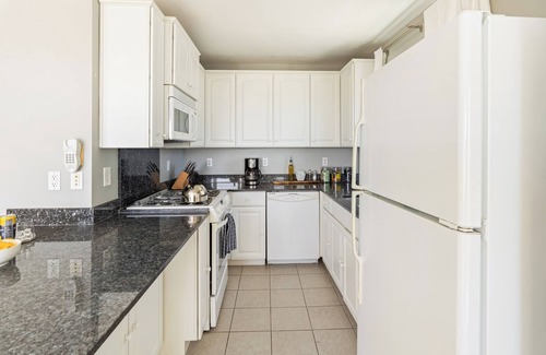 Cayucos House | 7 Bungalows | Steps to Pier + Beach | Ocean Views, Outdoor Bar, Firepit, Lounge