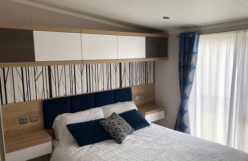 Flookburgh Cabin | 7 Guests - 3 Bedrooms - Pool - Balcony - Parking