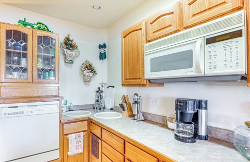 Berkley Apartment | 7 Mi to Dtwn Denver: Lakefront Gem w/Dock!