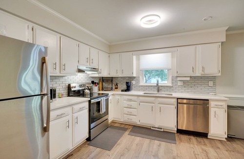 North Raleigh House | 7 Mi to Dtwn Raleigh: Townhome w/Deck!