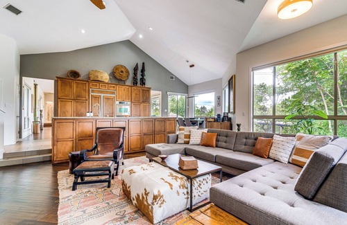 Peyton Brook At Rob Roy House | 7 Mi to Zilker Park: Oasis w/Pool & Patio