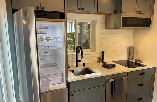 West Queen Anne Apartment | 7 min to downtown! Retreat for 2 on Queen Anne Hill w/Rooftop Deck & Ocean View.
