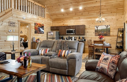 White Oak Lodge Cabin | 7 min to National Park! Resort cabin-Pickleball court-Hot tub-Arcade-Pool table